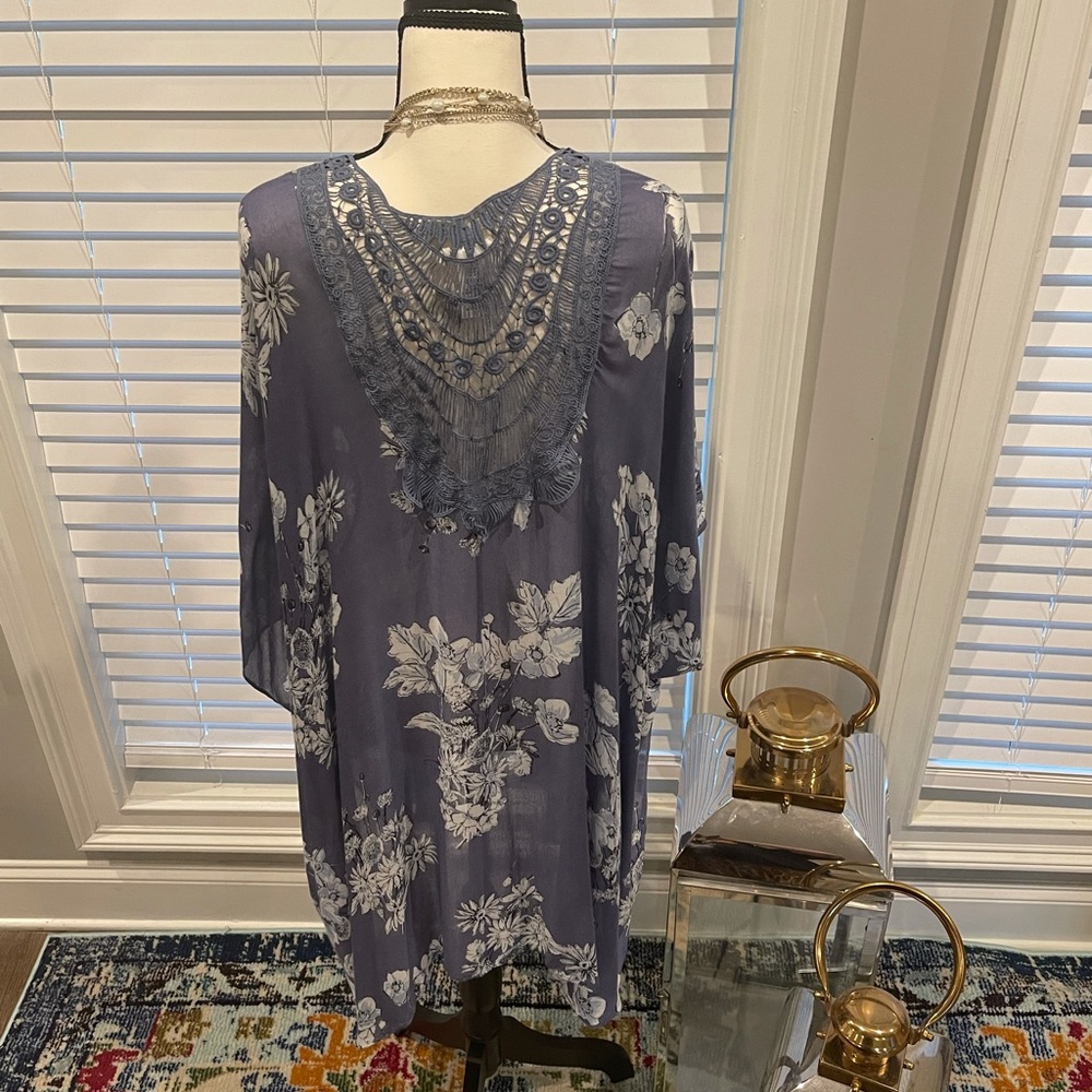 Beautiful Blue flowing floral kimono with crochet back - Picture 10 of 12